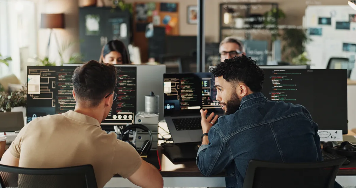 EDV-Service Limacher – EDV-Hardware, Software Dienstleistungen – Mitarbeiter, Entwickler und Unterstützung bei der Programmierung am Computerbildschirm im Büro zum Testen von Webanwendungen oder zur Fehlerbehebung.